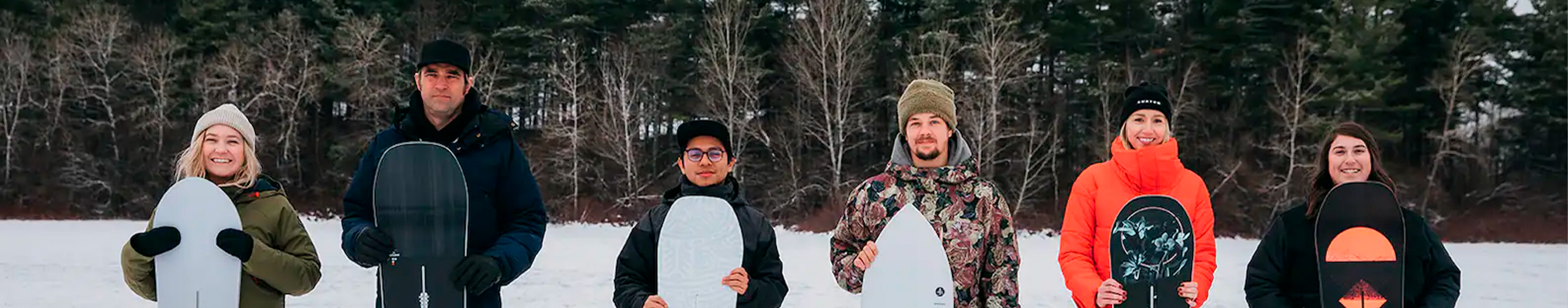 How to choose a snowboard: group of riders with their snowboards in the snow