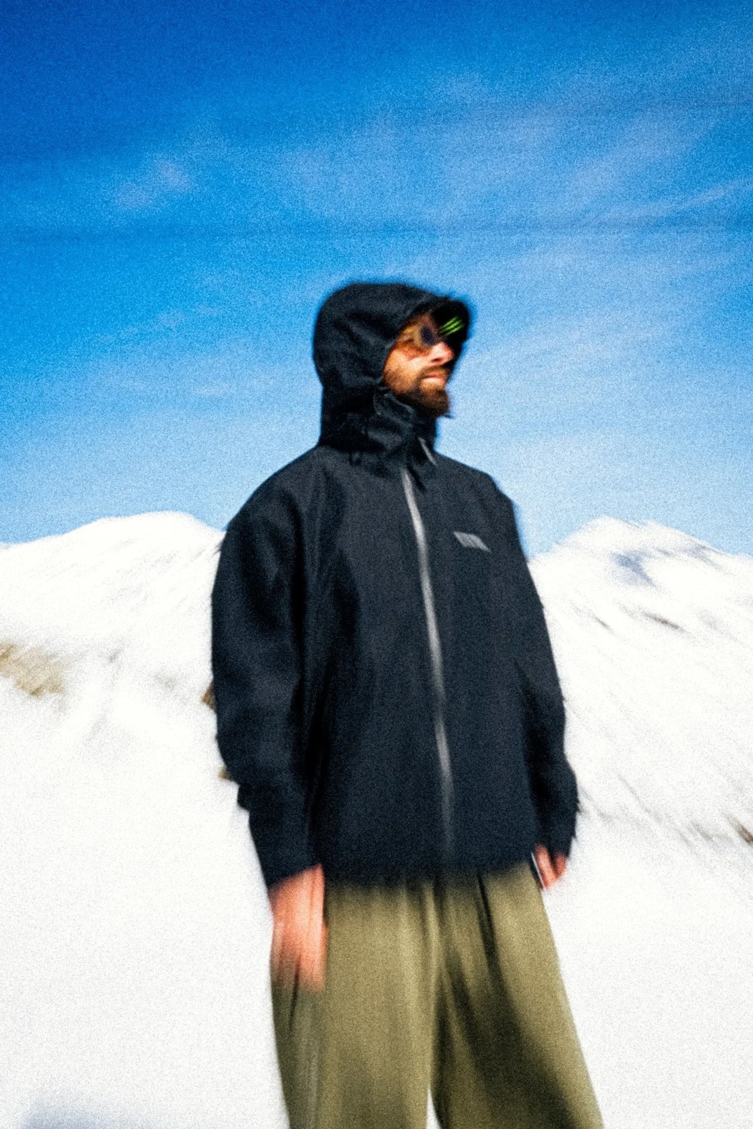 Park Jacket 2L Black - lifestyle action shot