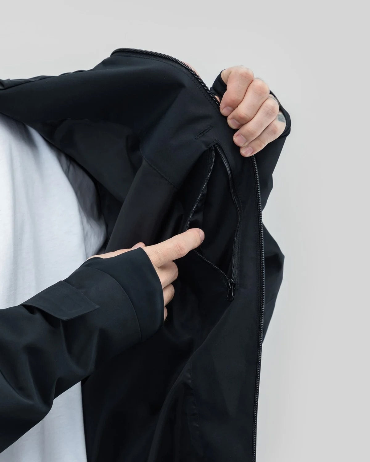 Park Jacket 2L Black - media port detail