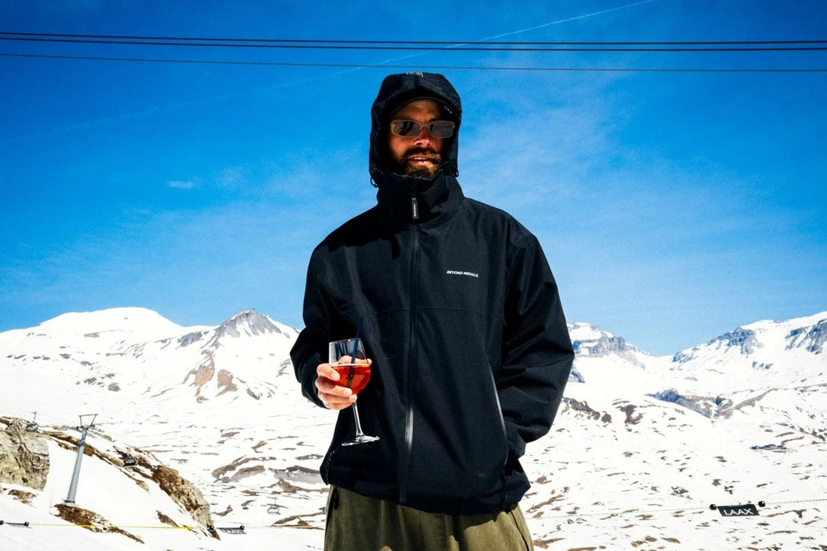 Park Jacket 2L Black - lifestyle action shot