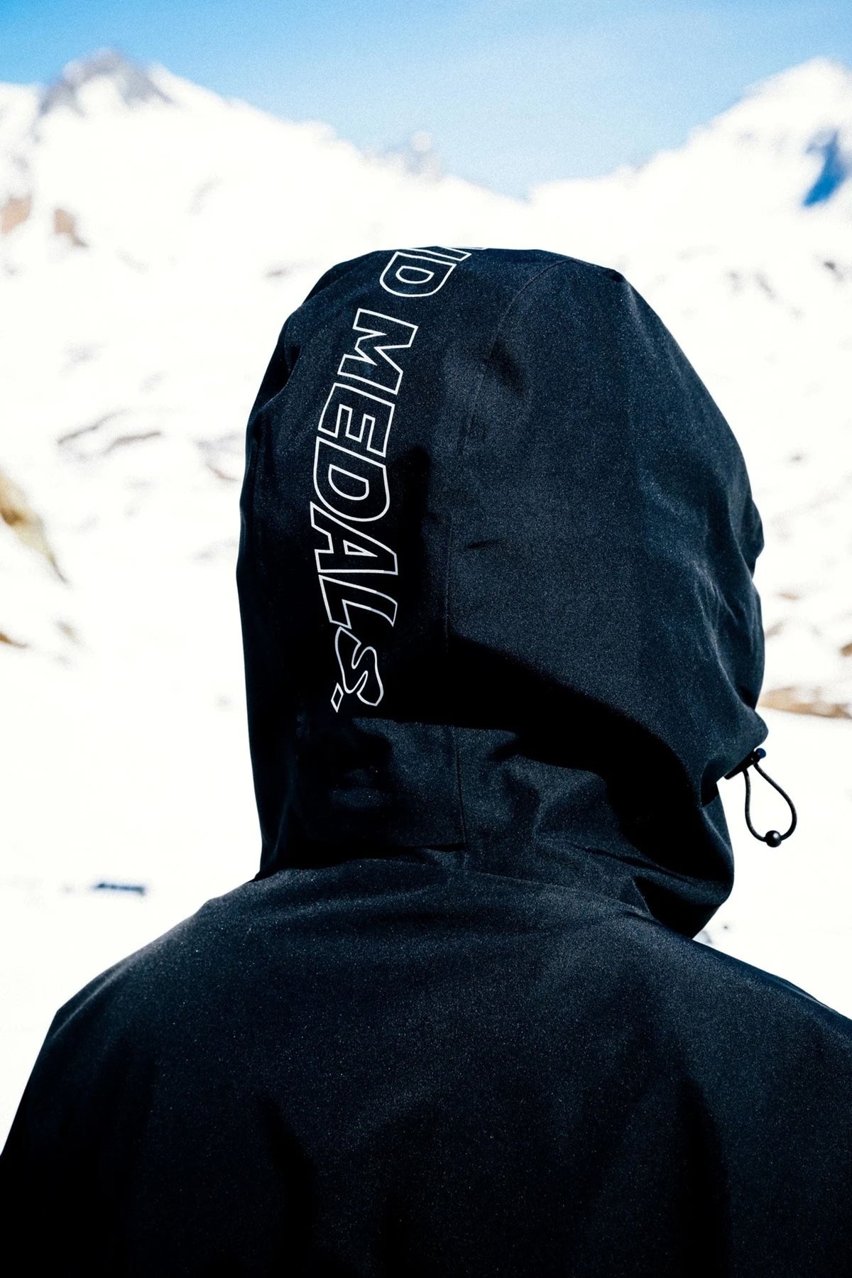 Park Jacket 2L Black - lifestyle action shot