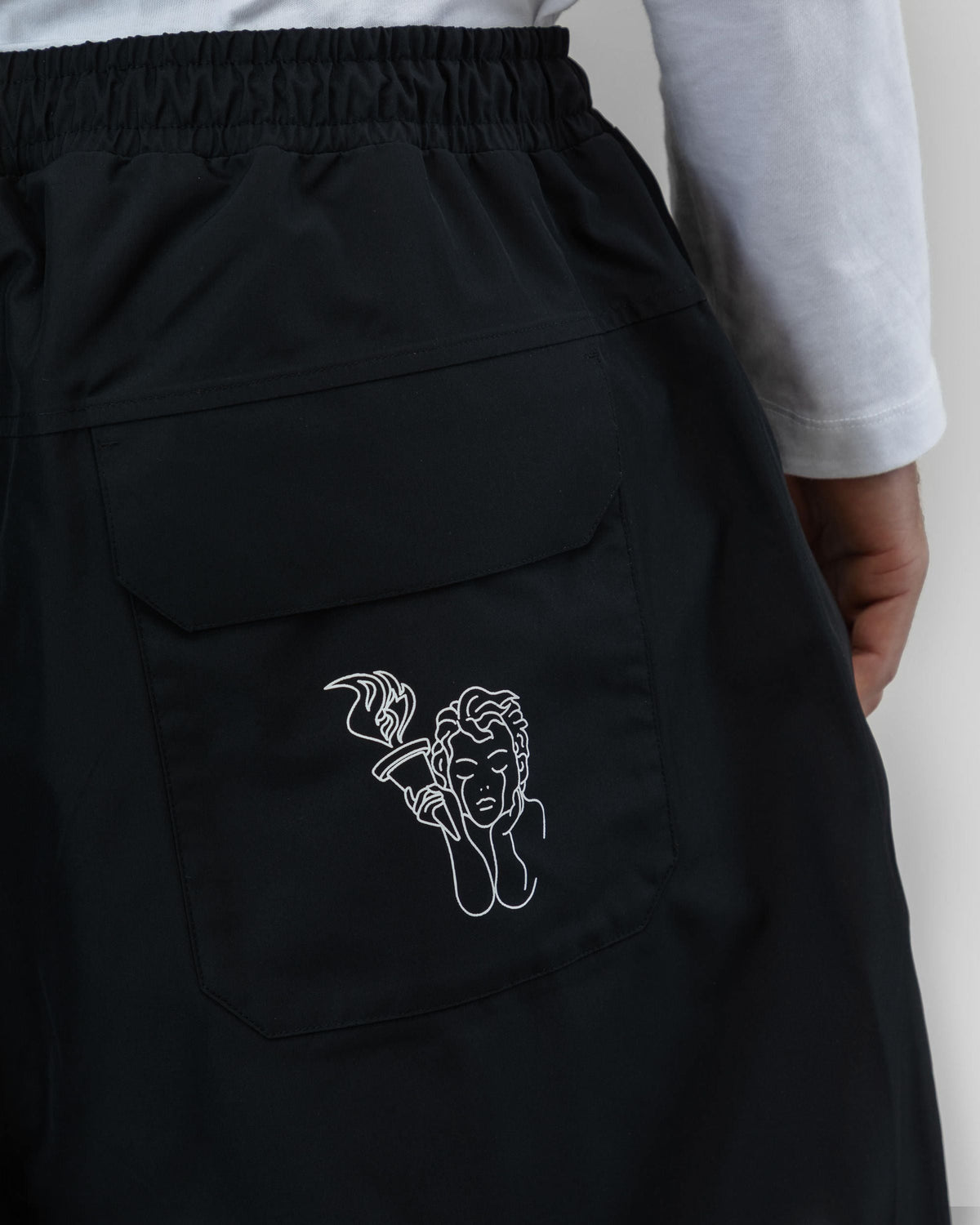 Park Pants Black - logo detail